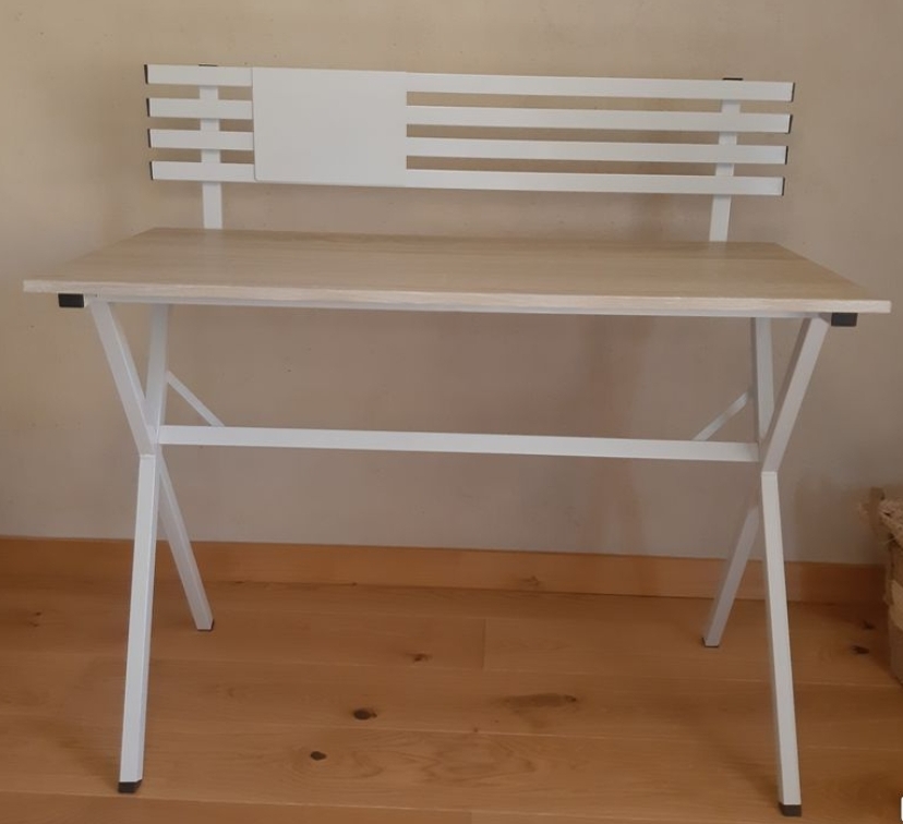 Bureau en bois clair avec pieds m�talliques blancs 30 Granville (50)