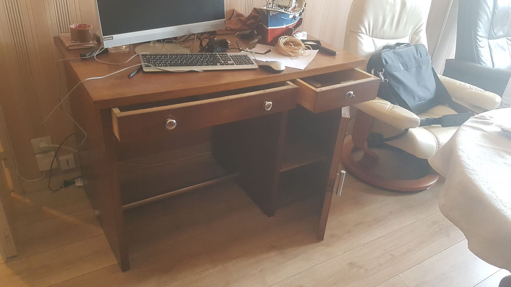 Bureau en bois massif 
0 Fontenay-le-Comte (85)
