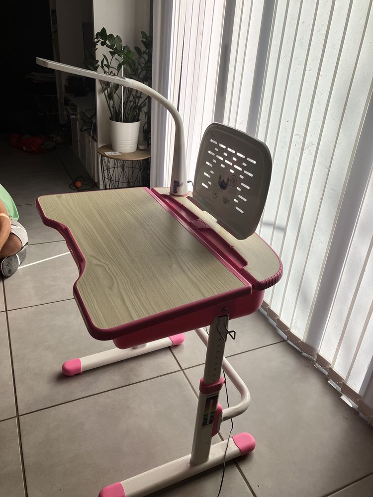 Bureau et chaise r�glable avec lampe led 45 Marguerittes (30)