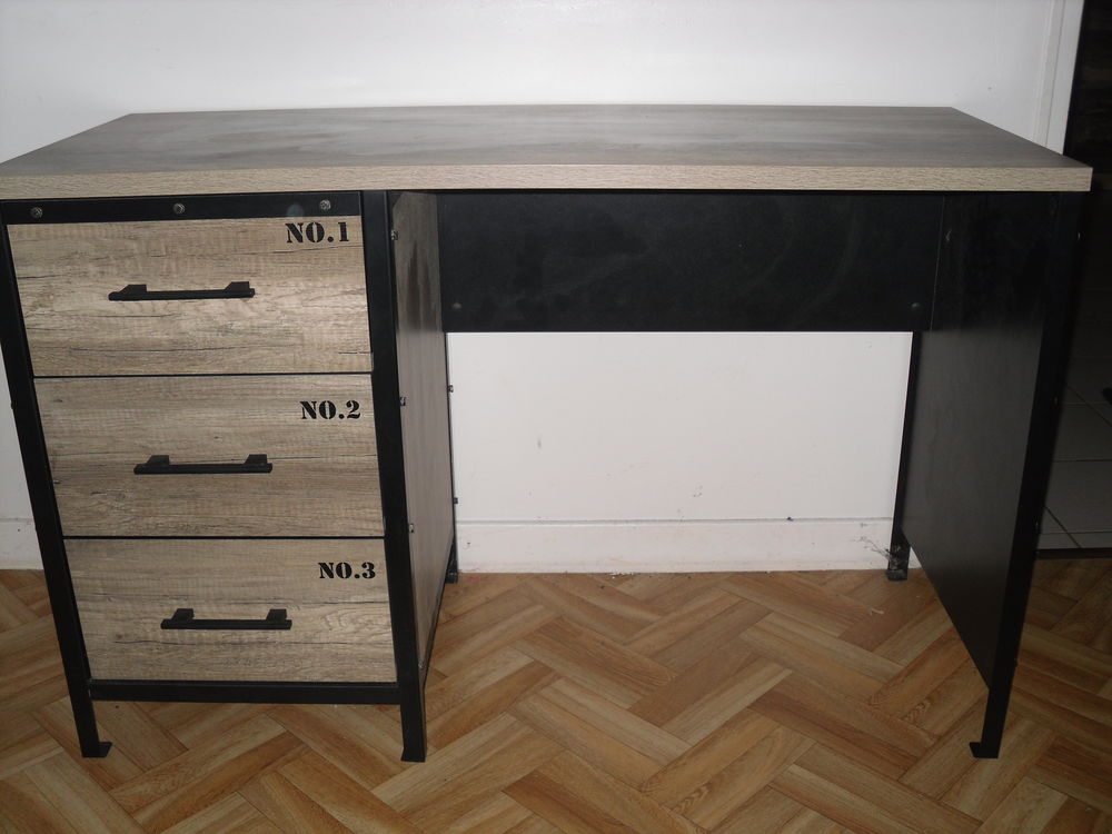 BUREAU COLLEGE AVEC TIROIRS
90 Lanvollon (22)