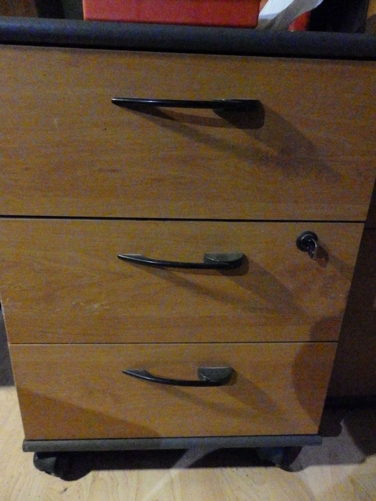 Bureau complet usage professionnel ou personnel 200 Saint-Aubin-sur-Gaillon (27)