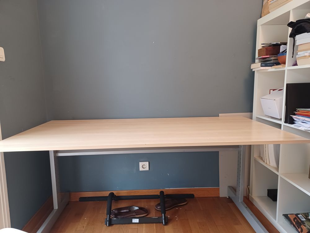 Bureau compos� d'un grand plateau id�al dessin. 40 La Chevroli�re (44)