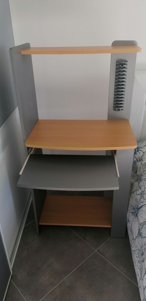 Bureau couleur bois et gris. Tr�s bon etat - 35 Saint-Rapha�l (83)