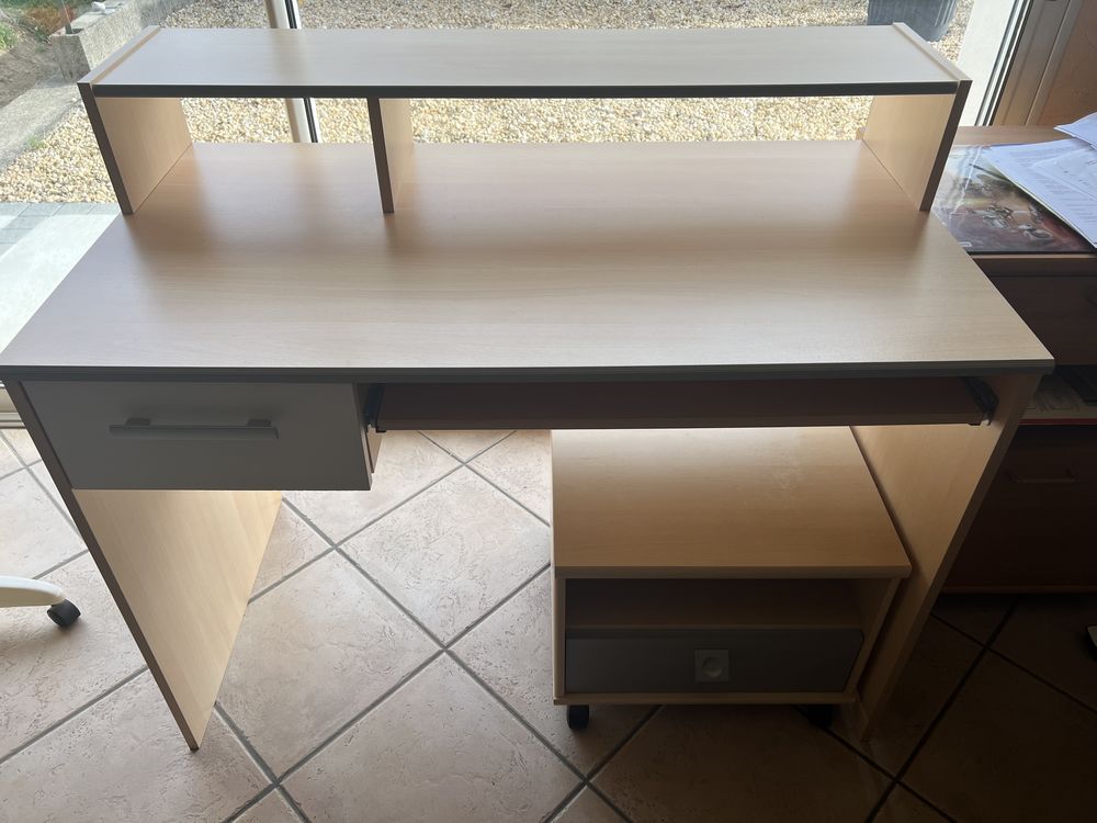Bureau couleur clair, en bon �tat. 40 La G�n�touze (85)