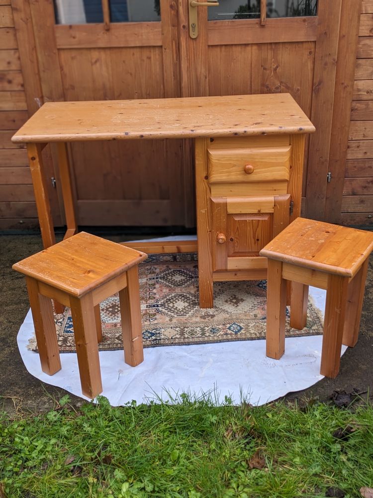 Bureau et deux tabourets en bois de pin 65 Saint-Gildas-de-Rhuys (56)