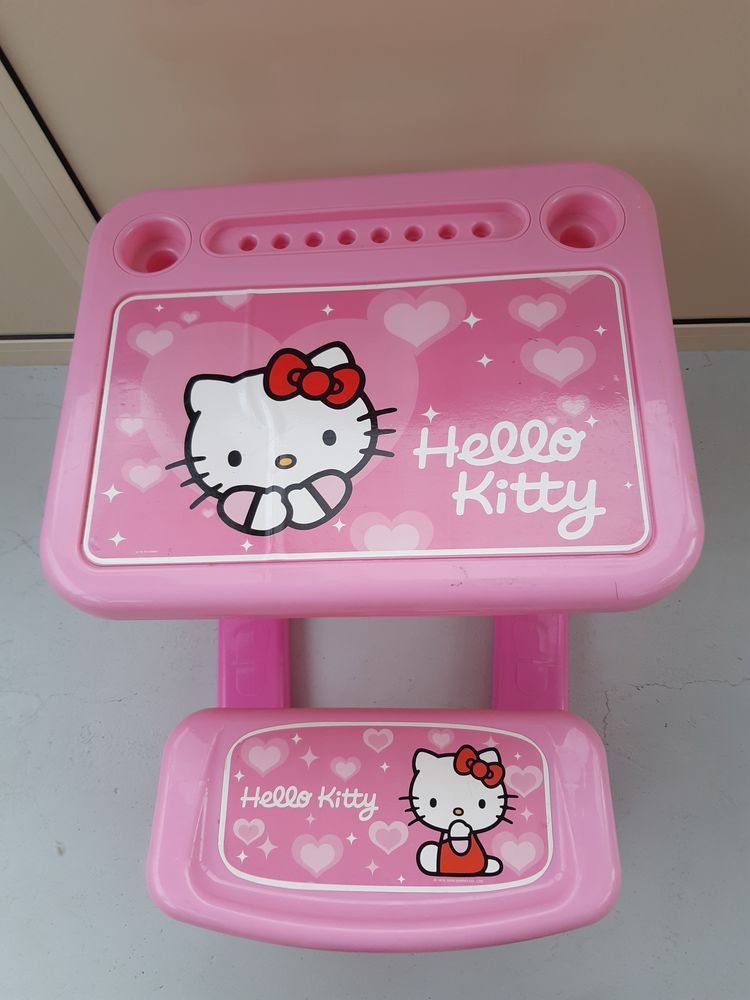 Bureau Enfant  HELLO KITTY  Rose. 15 Le Vernois (39)