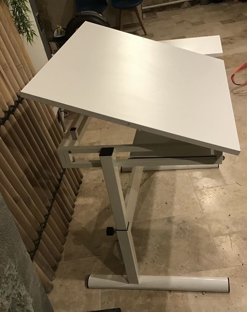 bureau hauteur r�glable larg 110 x 68 pieds m�tal plateau bois valeur 110� vendu 50� 50 Saint-Georges-d'Orques (34)