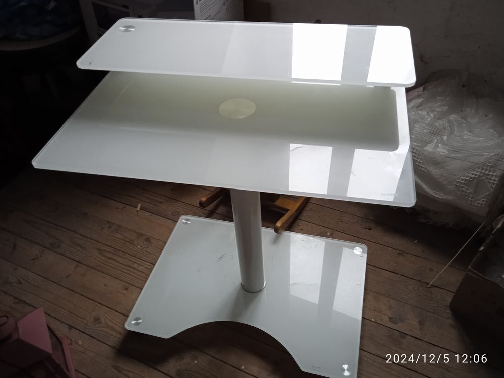 Bureau informatique 
Bon �tat
Verre tremp� 
Prix 25 e 25 Cambrai (59)