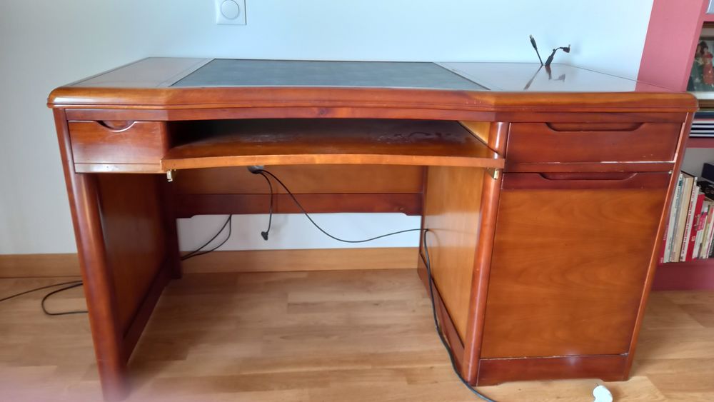Bureau informatique Merisier
Finition semi antiquaire
400 La Rochelle (17)