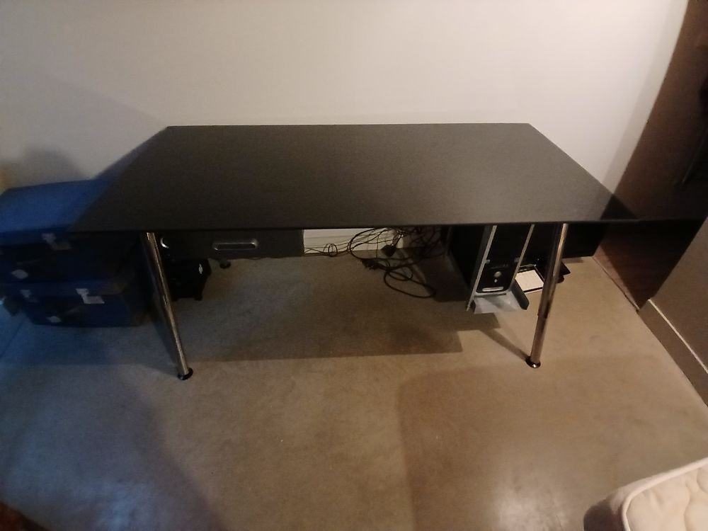 Bureau informatique en Verre tremp� fonc� et 4 pieds en Inox 80 La Madeleine (59)