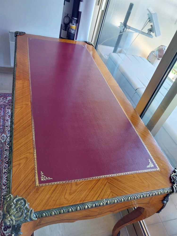 Bureau Louis XV, avec marqueterie de bois de rose. 1500 Menton (06)