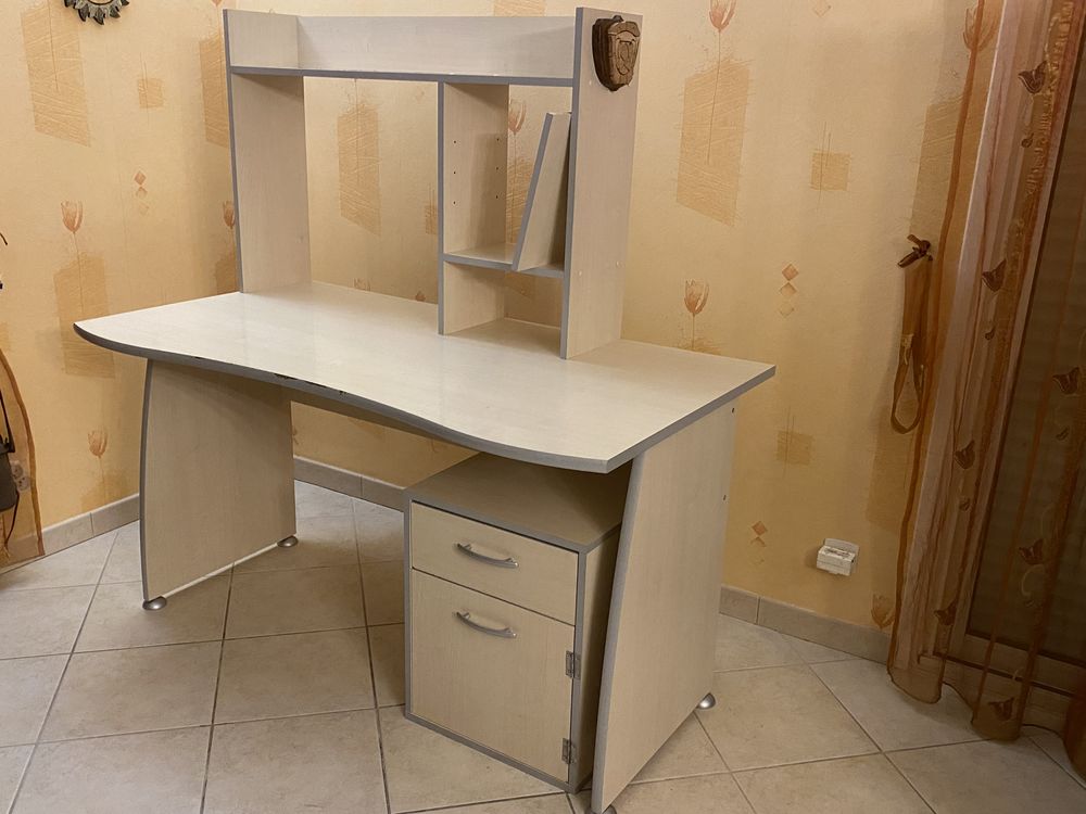 Bureau m�lamin� avec caisson et �tag�re assortis 50 Saint-Sulpice-les-Feuilles (87)