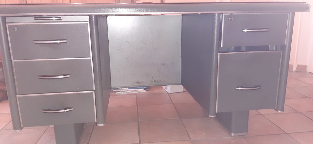 BUREAU M�tal ann�e 50
400 Saint-Christol-l�s-Al�s (30)