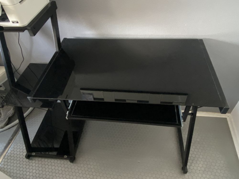 Bureau en m�tal et plaque de verre noir 0 Metz (57)