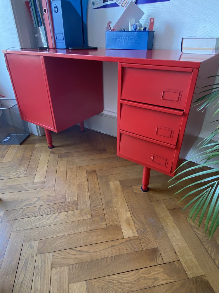 Bureau en m�tal rouge / Lyon 50 Lyon 6 (69)