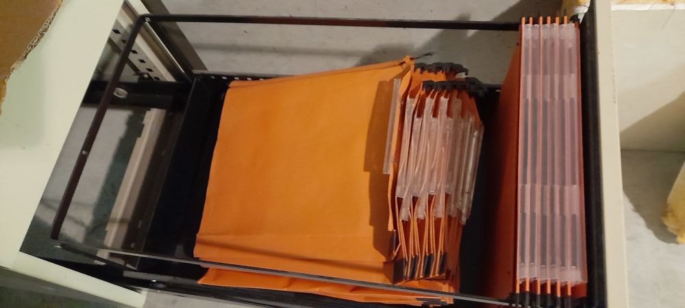 Bureau m�talique dessus immitation bois avec 2 tiroirs 30 Mions (69)