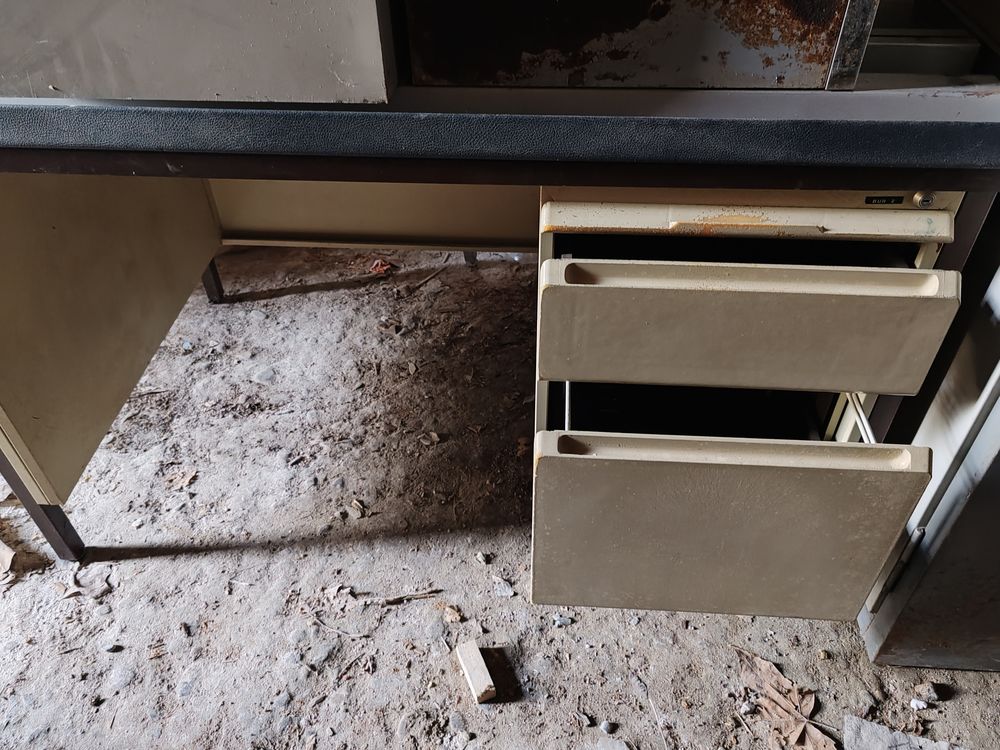 bureau m�tallique avec ttiroir 0 Saint-Quentin-Fallavier (38)