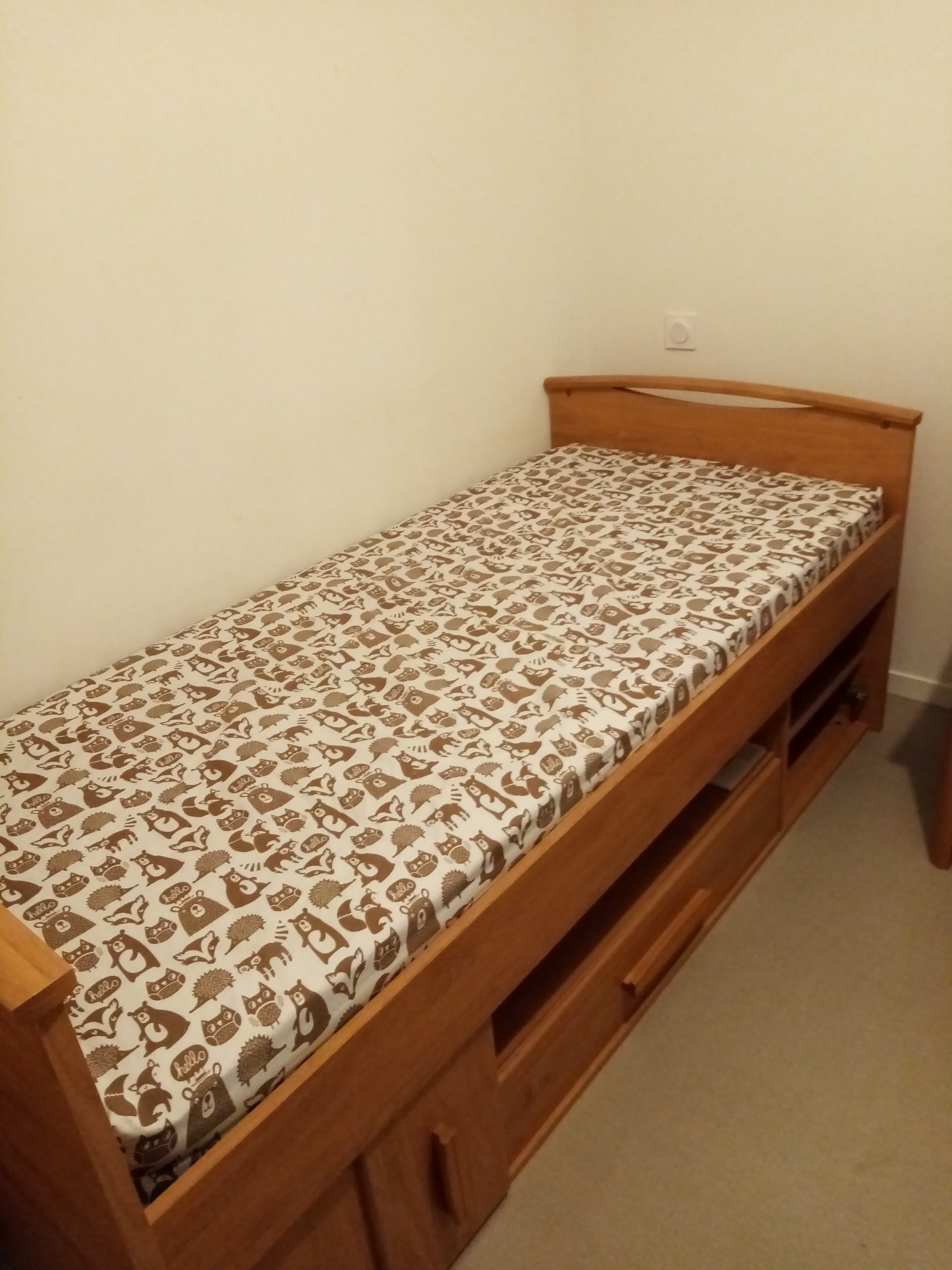 Lit, bureau, meuble chevet en bois clair 0 Nantes (44)