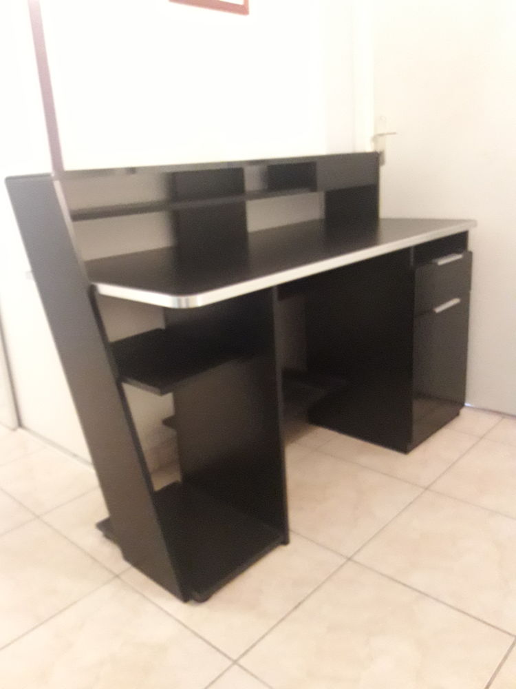 bureau noir tr�s bon �tat. 60 Saint-Caprais-de-Bordeaux (33)
