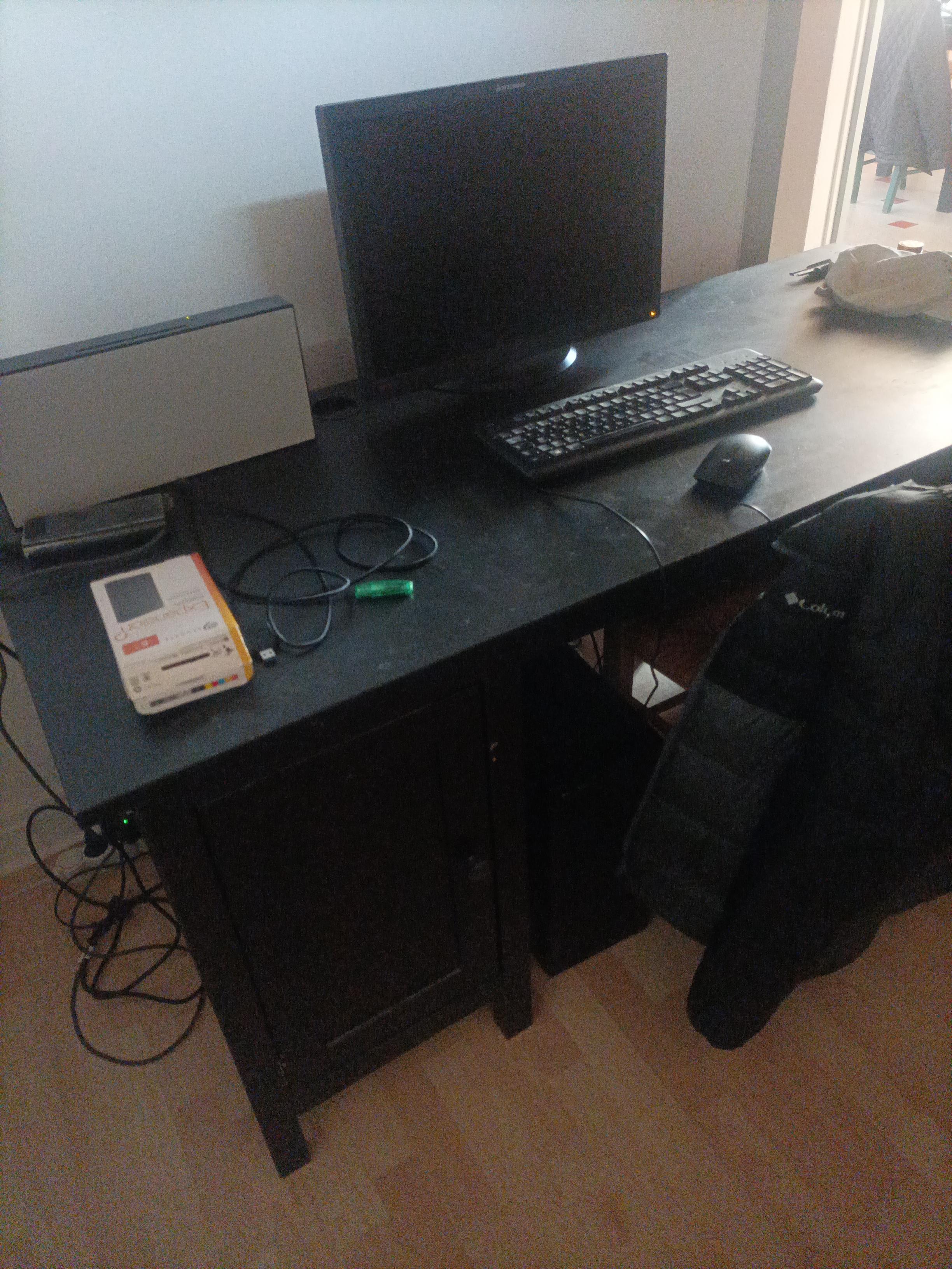 Bureau Ordinateur avec tiroirs 
cause d�m�nagement 80 Saint-Marcellin (38)