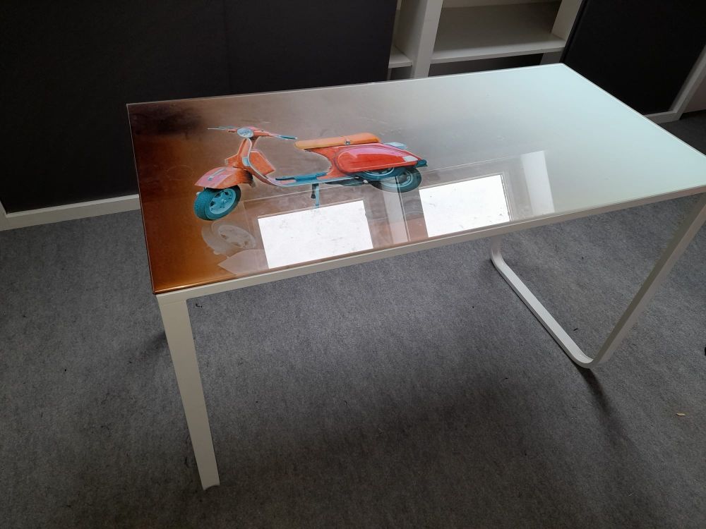 Bureau pied m�tal plateau verre imprim�. 120x60x76. Etat neuf 30 �p�ne (78)