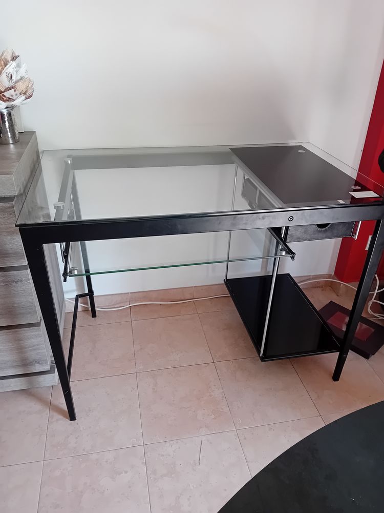 bureau plateau verre tr�s bon �tat L 110 cm l 65 cm H 78 cm 30 Bourg-l�s-Valence (26)