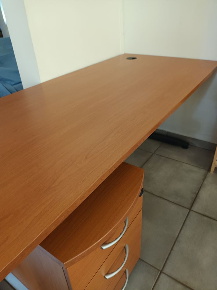 BUREAU PROFESSIONNEL AVEC PASSE-C�BLES ET CAISSON 350 Sainte-Marie (97)