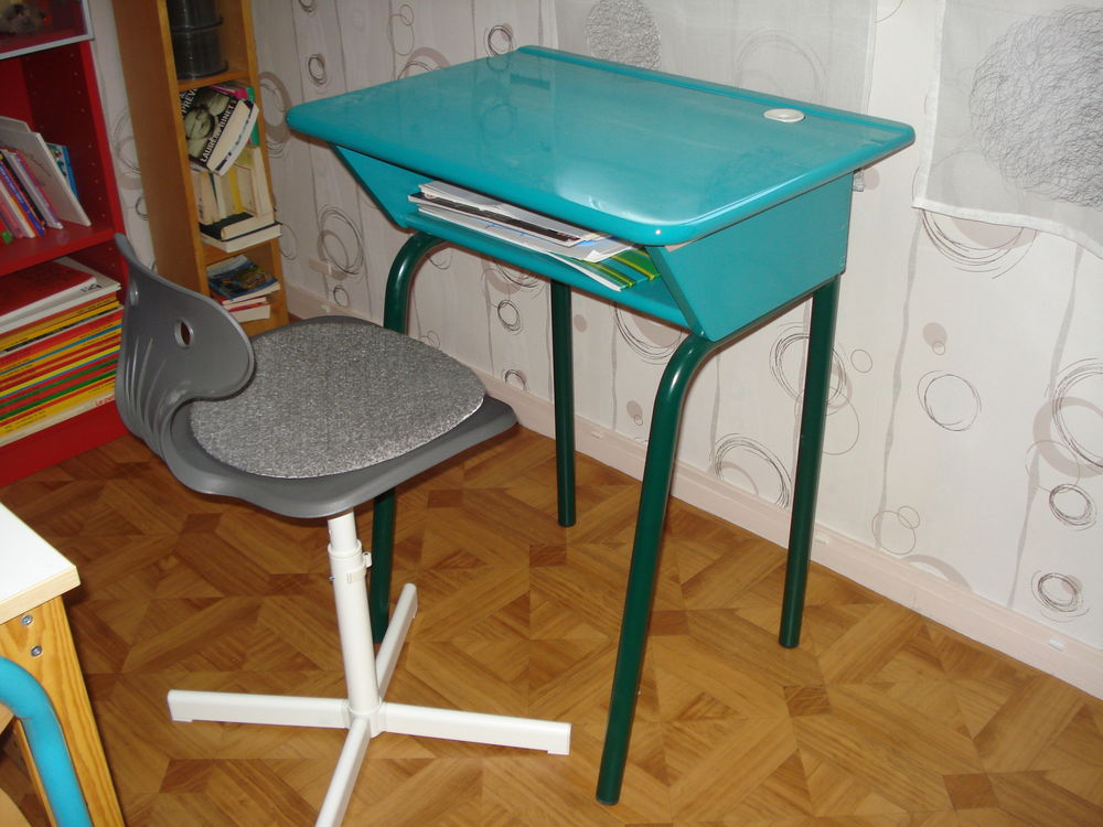 bureau r�nov�
plus chaise 
63 cm /40 cm ..H 77 cm 20 Saint-Pierre-des-Corps (37)