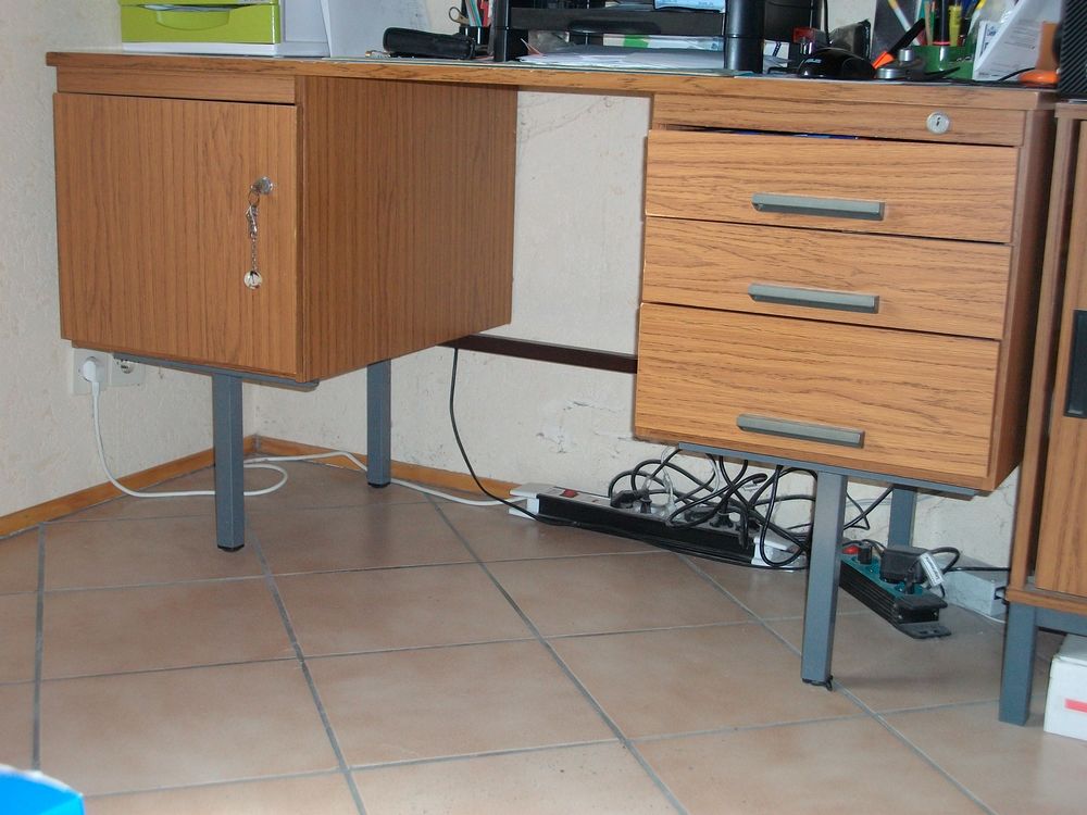 Bureau solide sur pieds m�talliques 58 Bouxwiller (67)