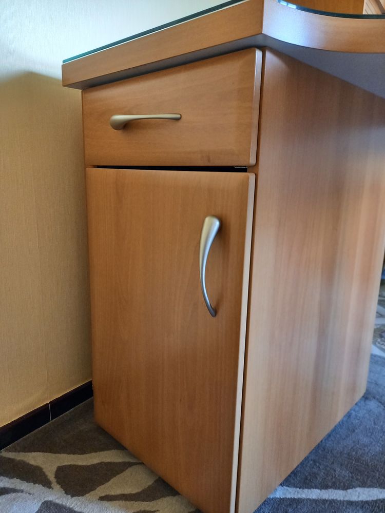 Bureau styl� en bois et  deux chaises 
150 Vellefaux (70)