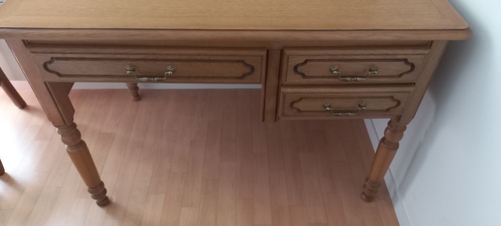 BUREAU, style Louis XIV
350 Servon-sur-Vilaine (35)