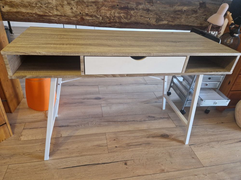 Bureau style scandinave JYSK avec tiroir
50 Bourg-de-P�age (26)