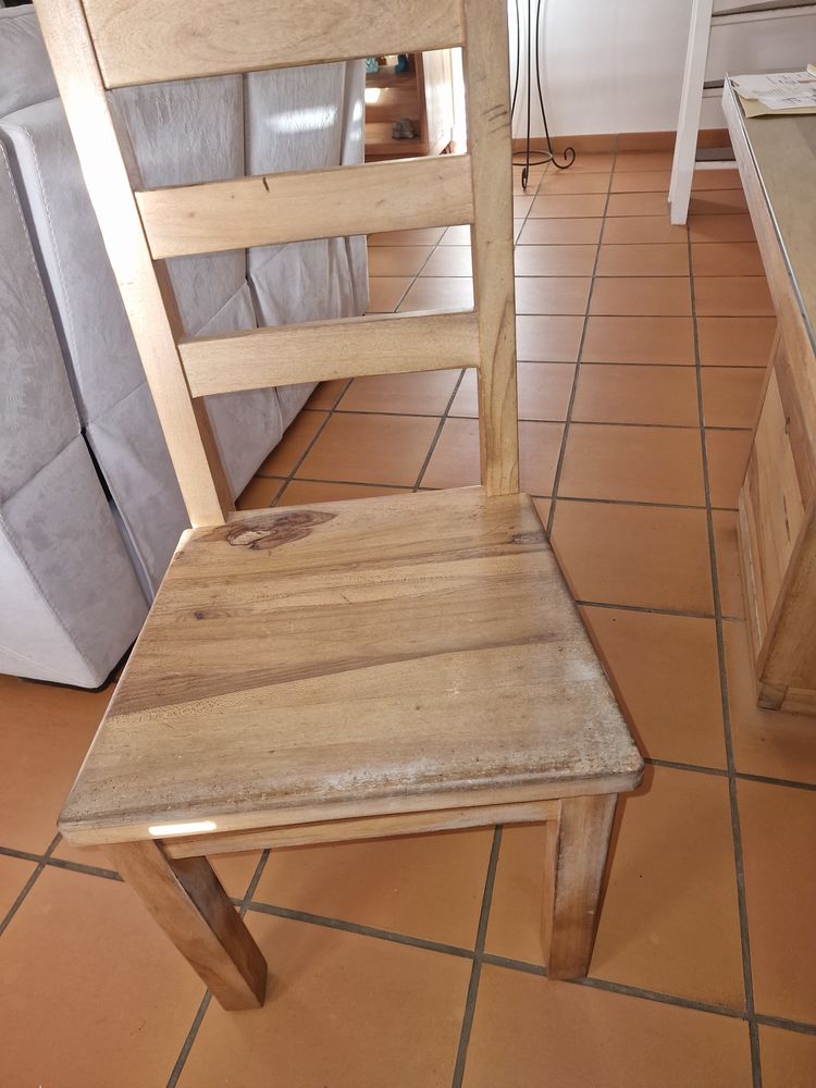 Bureau surface vitr�e avec chaise.
250 Le Lamentin (97)