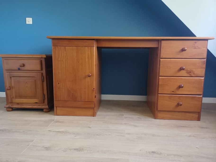  bureau et  table de chevet 
70 Phalempin (59)