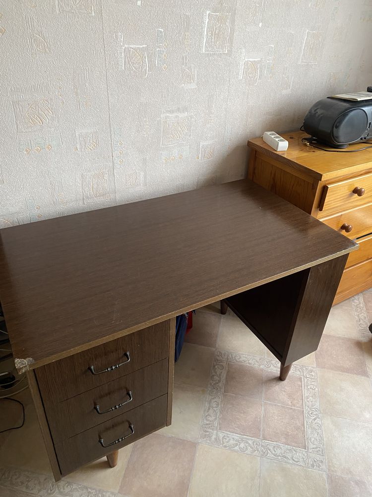 Bureau 3 tiroirs et �tag�res int�gr�es sur le c�t� du meuble 30 Saint-Leu-la-For�t (95)