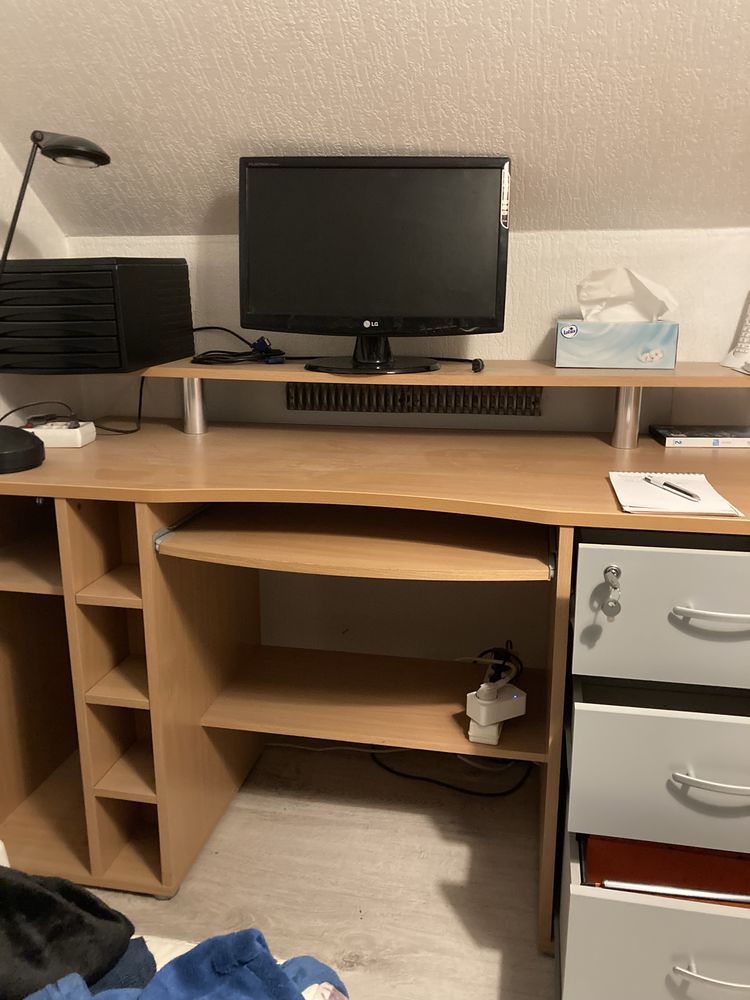 BUREAU  en TR�S BON �TAT 100 La Chapelle-sur-Erdre (44)