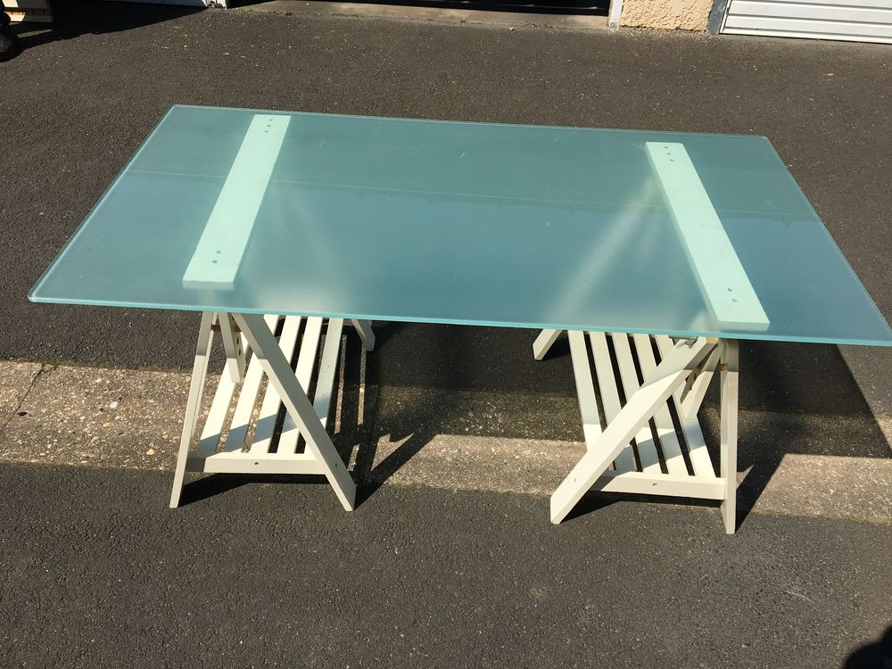 BUREAU EN VERRE 
Belle qualit� 35 Le Plessis-P�t� (91)