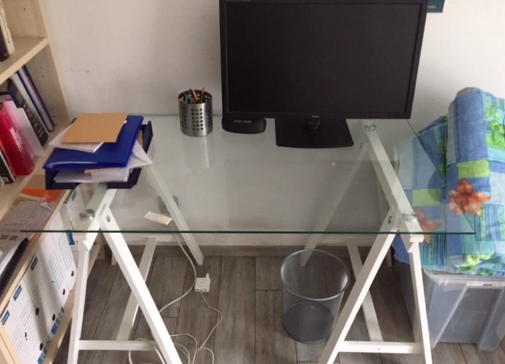 un bureau en verre tr�s lumineux. Il est solide. 85 Saint-Barth�lemy-d'Anjou (49)