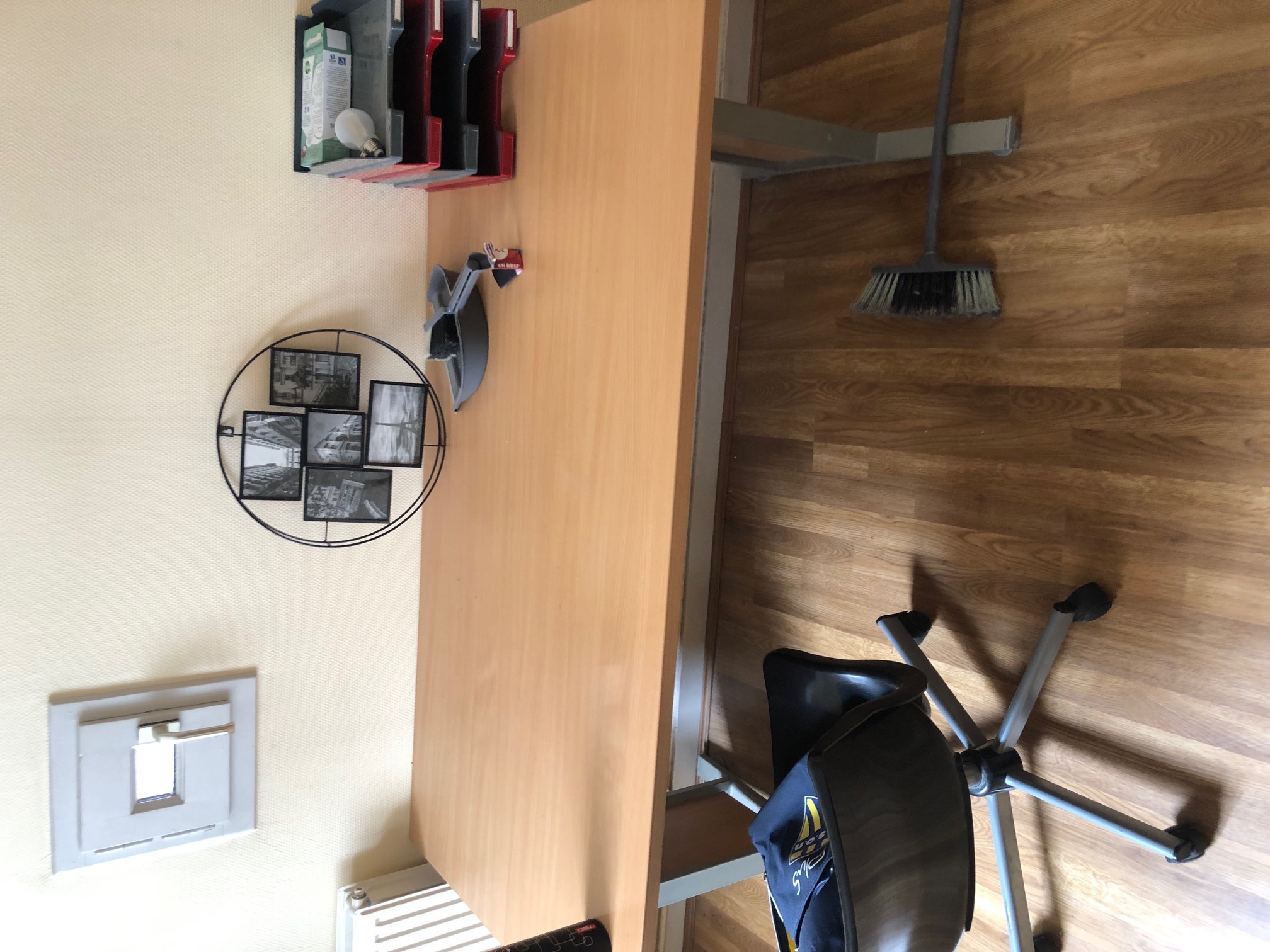 de bureauxn et chaises de bureaux 25 Lyon 1 (69)