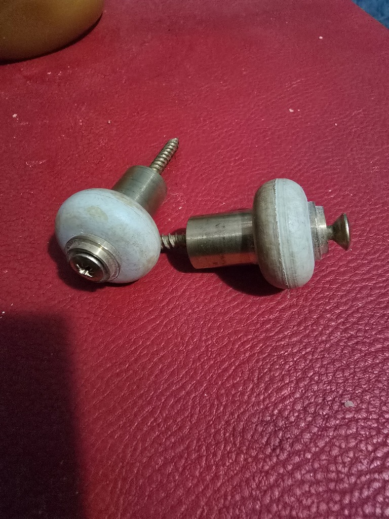 But� de Porte en caoutchouc Blanche & laiton 5 Aspres-sur-Bu�ch (05)