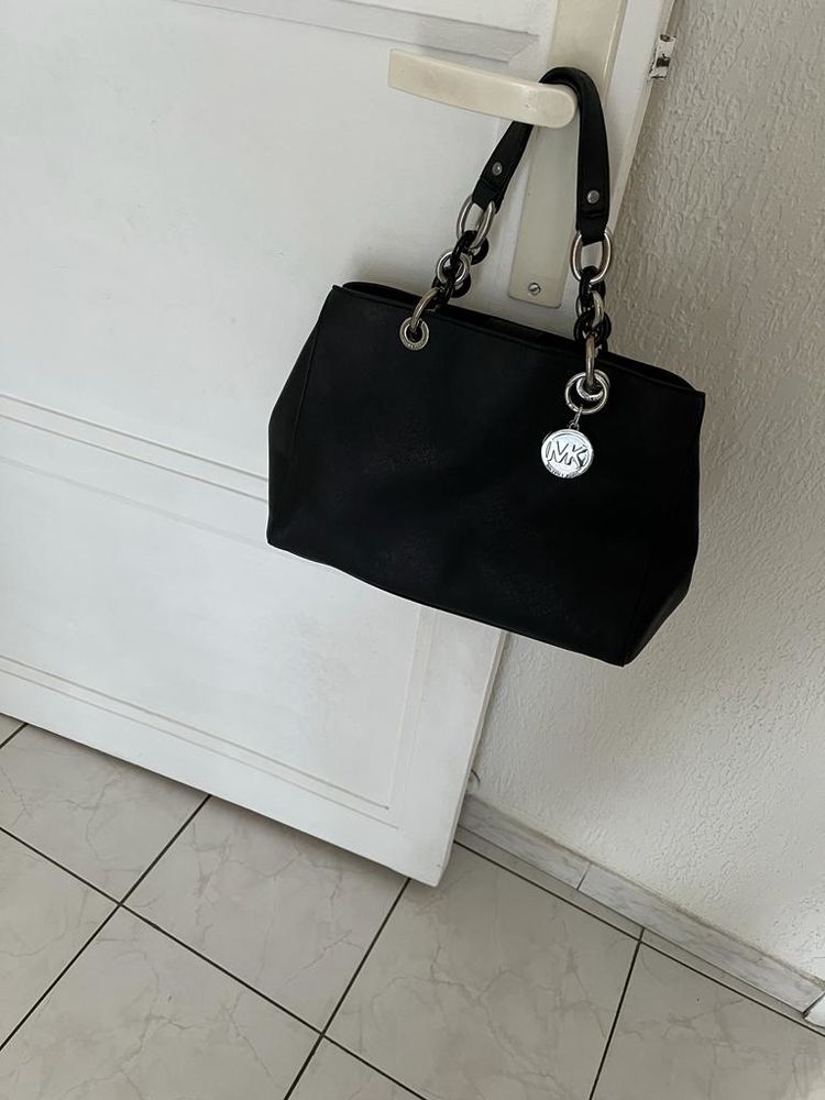 SAC CABAS ET SAC POCHETTE.
MICHAEL KORS
0 Six-Fours-les-Plages (83)