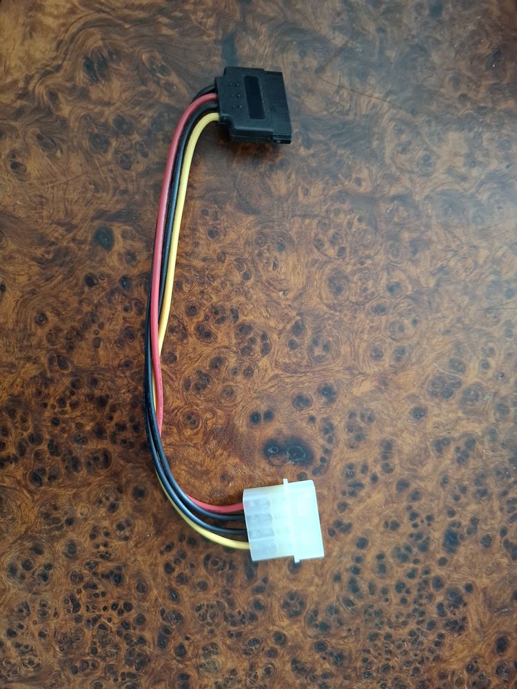 C�ble d'alimentation 4 broches Molex/Sata 15 cm TBE 1 La Chapelle-Saint-Luc (10)