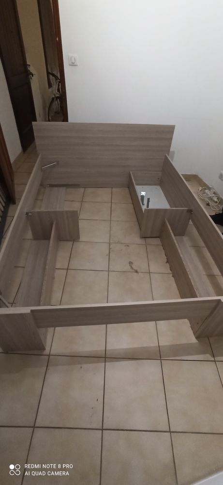 Cadre de lit 140cm * 200cm + matelas 100 Montfavet (84)