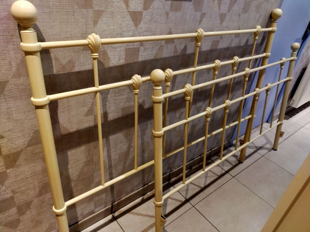 Cadre de lit acier beige. 0 Champvert (58)