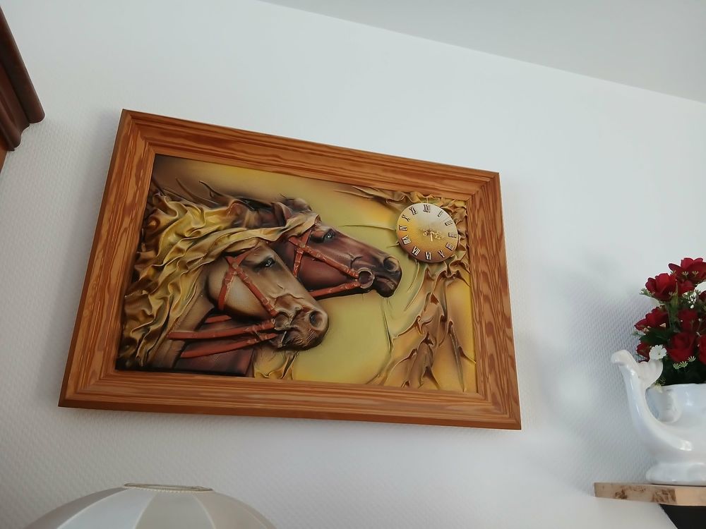  Cadre artisanal t�tes chevaux cuir relief, horloge N�1463 80 Beaune (21)