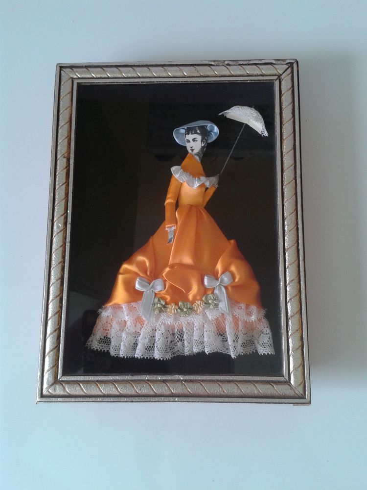 cadre dame habill�e tissu sous verre 15 Dijon (21)