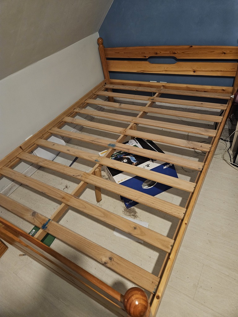 Cadre de lit double 140x190 en bois avec sommier � lattes 100 Tour-en-Sologne (41)