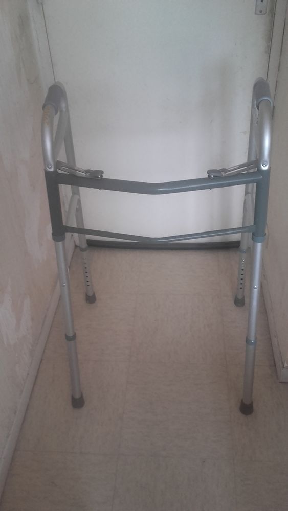 Cadre de marche/deambulateur neuf servi 4 mois 35 Poissy (78)