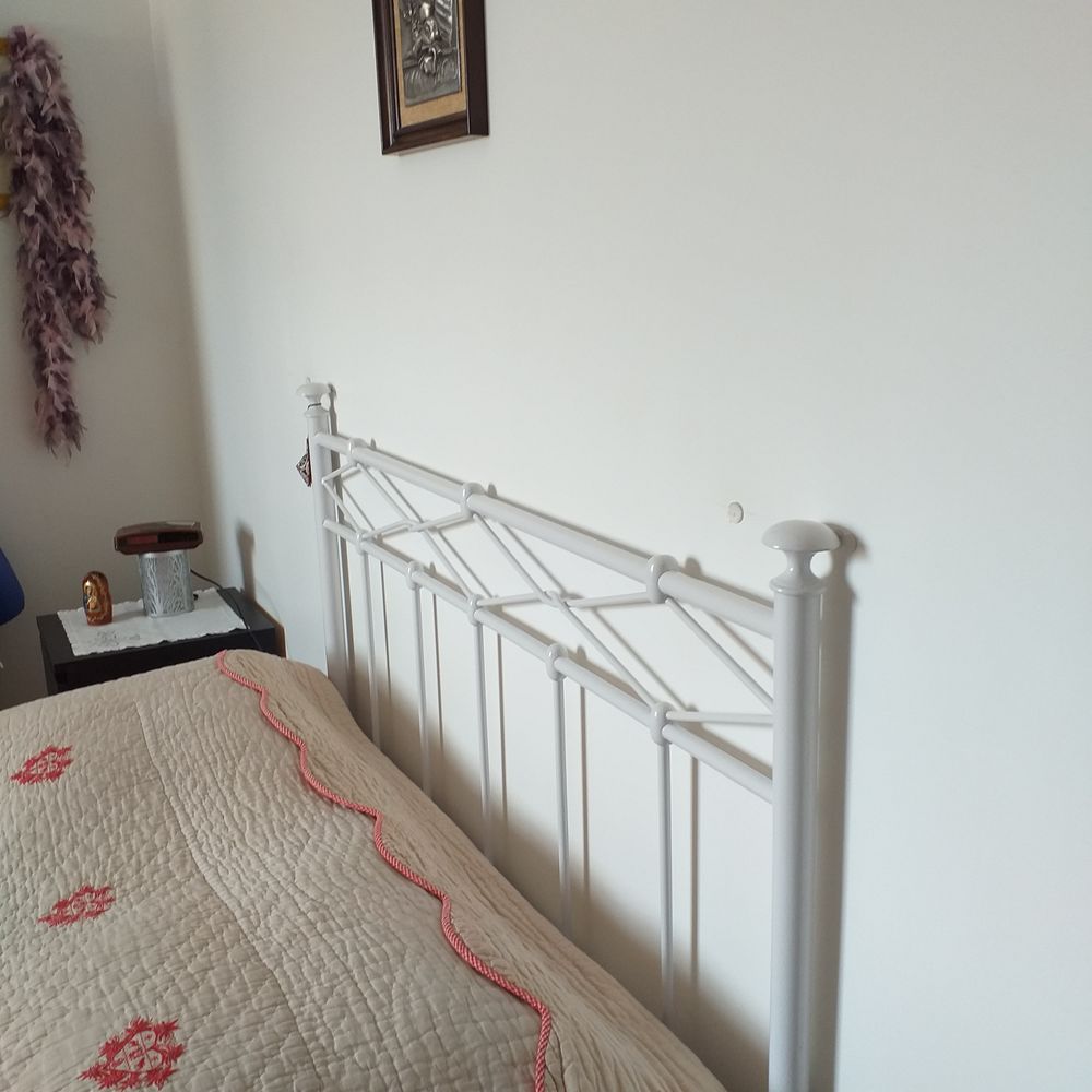 Cadre de lit m�tal blanc design classique
80 Peypin (13)