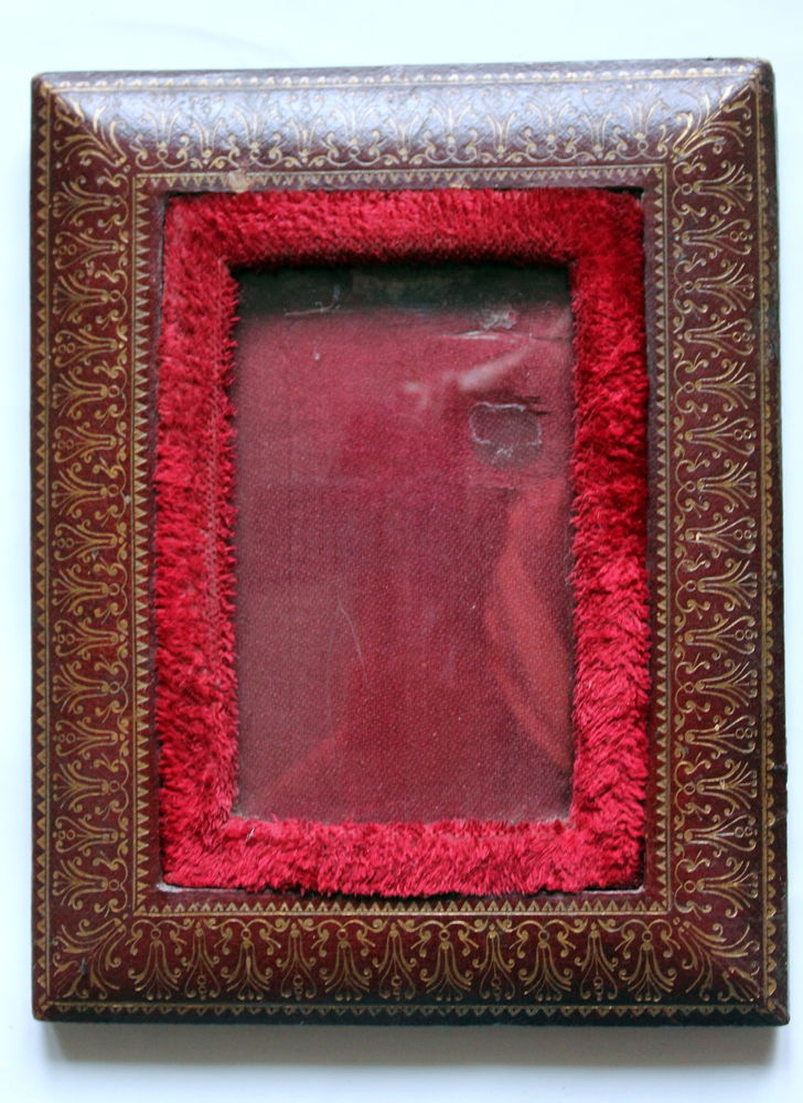 Cadre Napol�on III cuir dor�, velours, verre bomb� 50 Issy-les-Moulineaux (92)